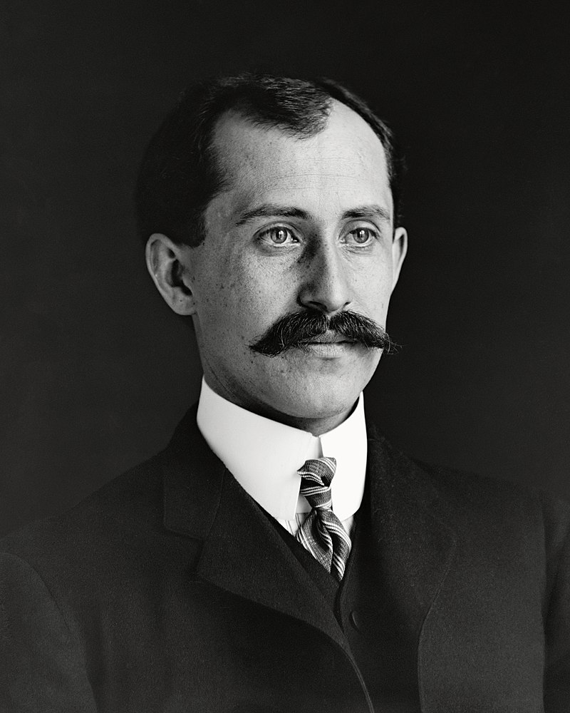 800px-Orville_Wright_1905-crop